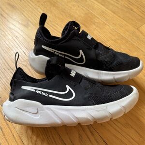 Nike Flex Runner 3 Big Kids' Road Running Shoes Color: Black/White